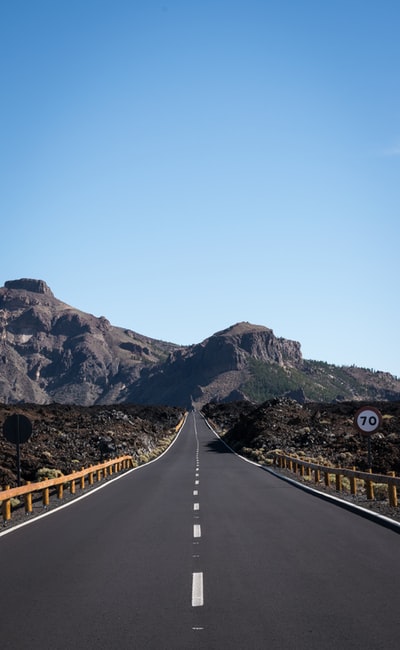 笔直的柏油路和山的背景
